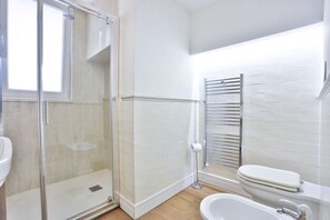 Douche, sèche-cheveux, bidet, serviettes fournies