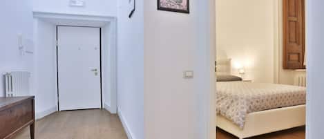 1 dormitorio, tabla de planchar con plancha, wifi y ropa de cama