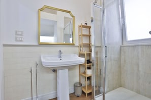 Dusche, Haartrockner, Bidet, Handtücher
