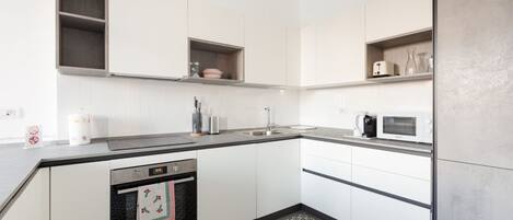 Refrigerador, microondas, horno, placa de cocina