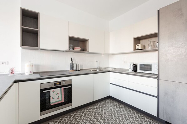 Fridge, microwave, oven, stovetop