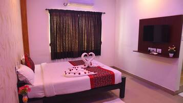 Deluxe Double Room, Balcony, City View | Desk, free WiFi