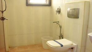 Un bagno con il water, un bidet e una doccia.