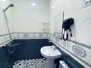 Standard Double Room, Lanai, City View | Bathroom
