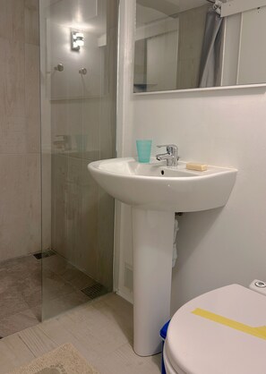 Bathroom - Fully equipped room in village apartment (Grasse)