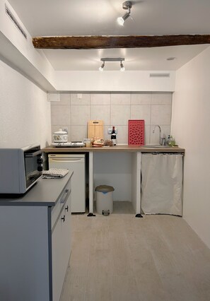 Private kitchen - Fully equipped room in village apartment (Grasse)