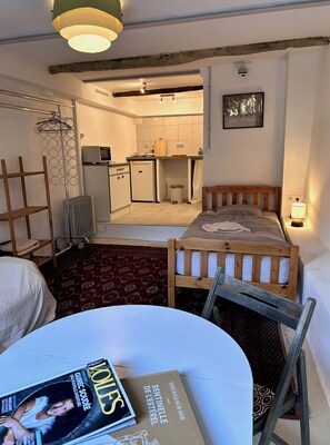 Room - Fully equipped room in village apartment (Grasse)