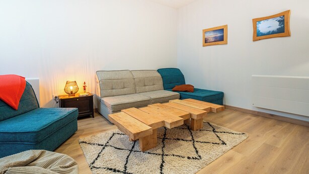 A modern living room with a sofa, a coffee table, and a lamp. - Le Perchoir, 6 people, Le gand valtin, full nature (Ban-sur-Meurthe-Clefcy)