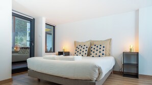 A modern bedroom with a large bed, two bedside tables, and a view of a balcony. - Le Perchoir, 6 people, Le gand valtin, full nature (Ban-sur-Meurthe-Clefcy)