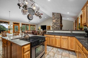 Fridge, microwave, oven, stovetop - Amazing Private Wine Country Retreat, Pet Friendly, Valley Views, Huge Game Room, BBQ, Wine Tasting (Yamhill)