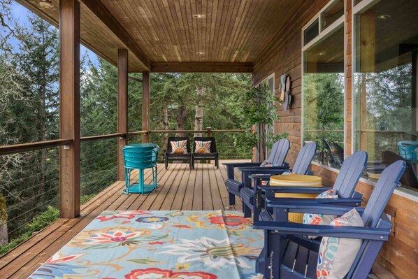Terrace/patio - Amazing Private Wine Country Retreat, Pet Friendly, Valley Views, Huge Game Room, BBQ, Wine Tasting (Yamhill)