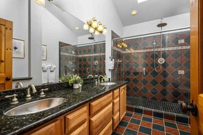 Douche, séchoir à cheveux, serviettes fournies, shampooing
