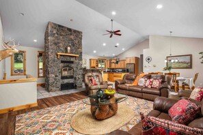 TV, fireplace, foosball - Amazing Private Wine Country Retreat, Pet Friendly, Valley Views, Huge Game Room, BBQ, Wine Tasting (Yamhill)