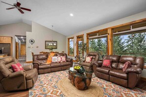 TV, fireplace, foosball - Amazing Private Wine Country Retreat, Pet Friendly, Valley Views, Huge Game Room, BBQ, Wine Tasting (Yamhill)