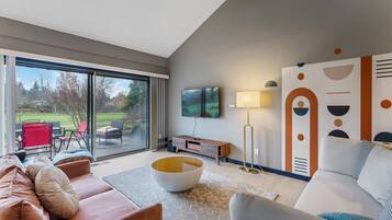 Smart TV, chimenea y libros