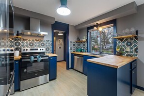 Kjøleskap, ovn, kokeplater og oppvaskmaskin