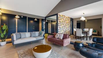 Smart TV, chimenea y libros