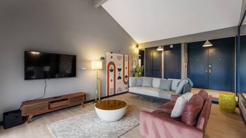 Smart TV, chimenea y libros