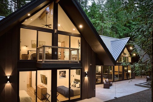 Luxury Mt. Hood Retreat w/ Swim Spa, 5BR w/ en-suite Bathrooms, Game Loft, Ping Pong, Steps to River