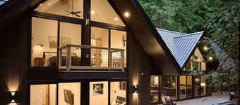 Luxury Mt. Hood Retreat w/ Swim Spa, 5BR w/ en-suite Bathrooms, Game Loft, Ping Pong, Steps to River