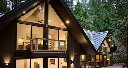 Luxury Mt. Hood Retreat w/ Swim Spa, 5BR w/ en-suite Bathrooms, Game Loft, Ping Pong, Steps to River