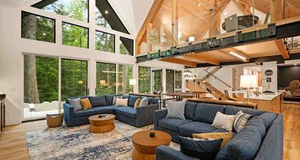 Luxury Mt. Hood Retreat w/ Swim Spa, 5BR w/ en-suite Bathrooms, Game Loft, Ping Pong, Steps to River
