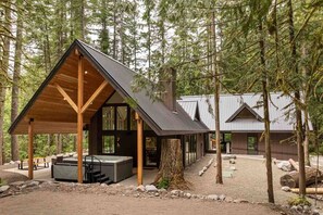 Exterior - Luxury Mt. Hood Retreat w/ Swim Spa, 5BR w/ en-suite Bathrooms, Game Loft, Ping Pong, Steps to River (Rhododendron)