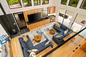 TV connectée, cheminée, table de tennis de table, livres