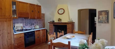 Fridge, oven, stovetop, cookware/dishes/utensils