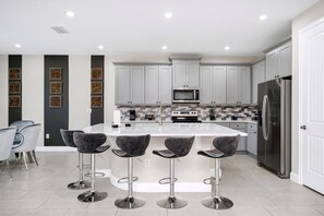 Kylskåp, ugn, spishäll och diskmaskin