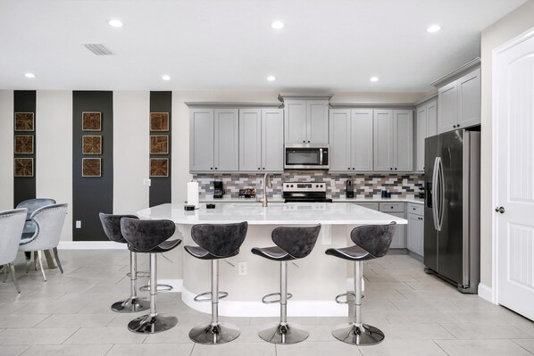 Fridge, oven, stovetop, dishwasher