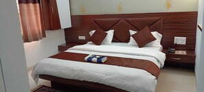 Habitación Deluxe doble, balcón, vistas al jardín | Espacio para trabajar con un portátil y wifi gratis