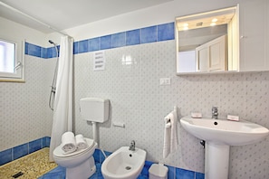 Standard Studio (Complesso Azzurro Mono 3 Near The) | Bathroom | Shower, hair dryer, bidet, towels - Complesso Azzurro Apartments (Morciano di Leuca)