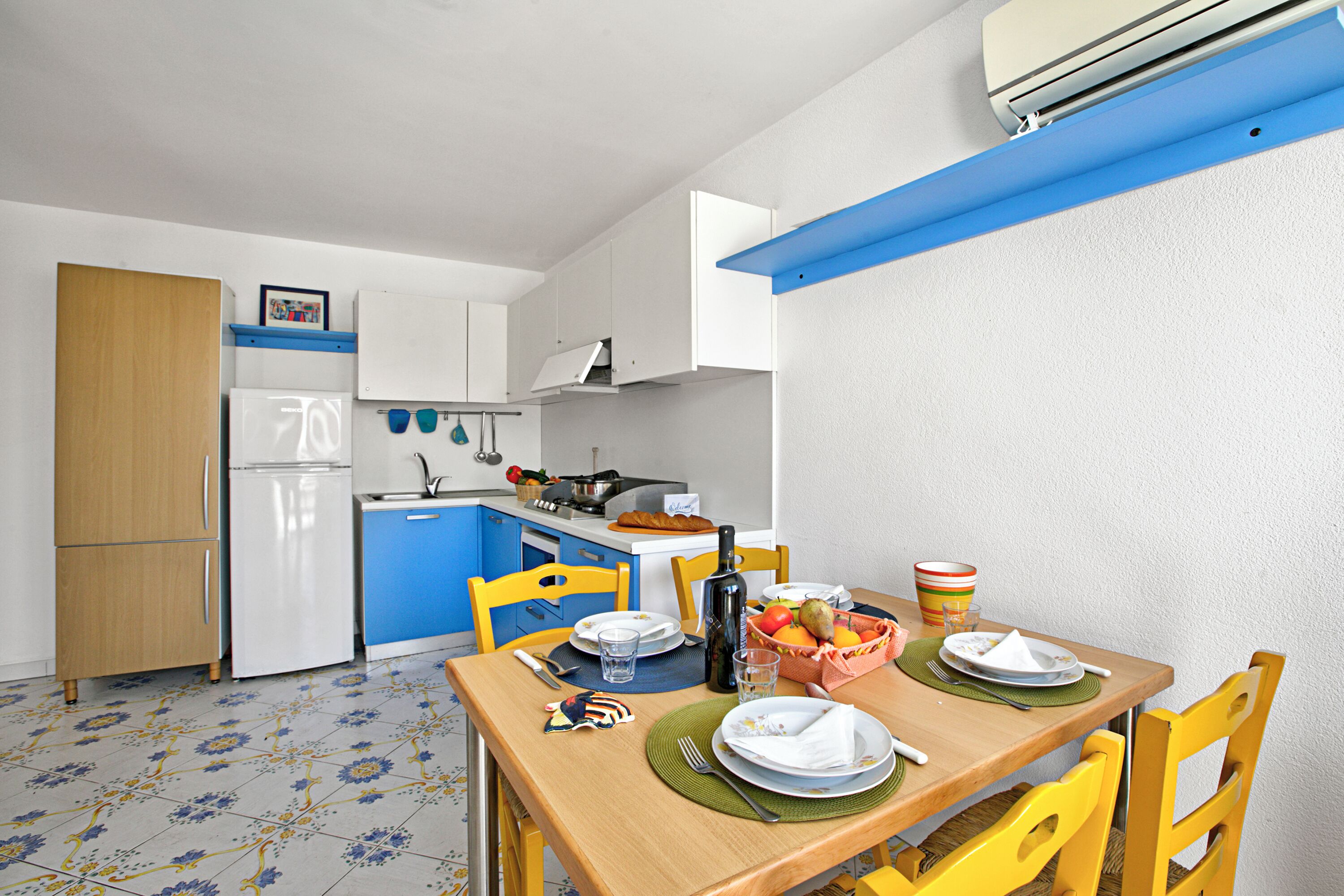 Kjøleskap, mikrobølgeovn, kokeplater og kaffetrakter/tekoker