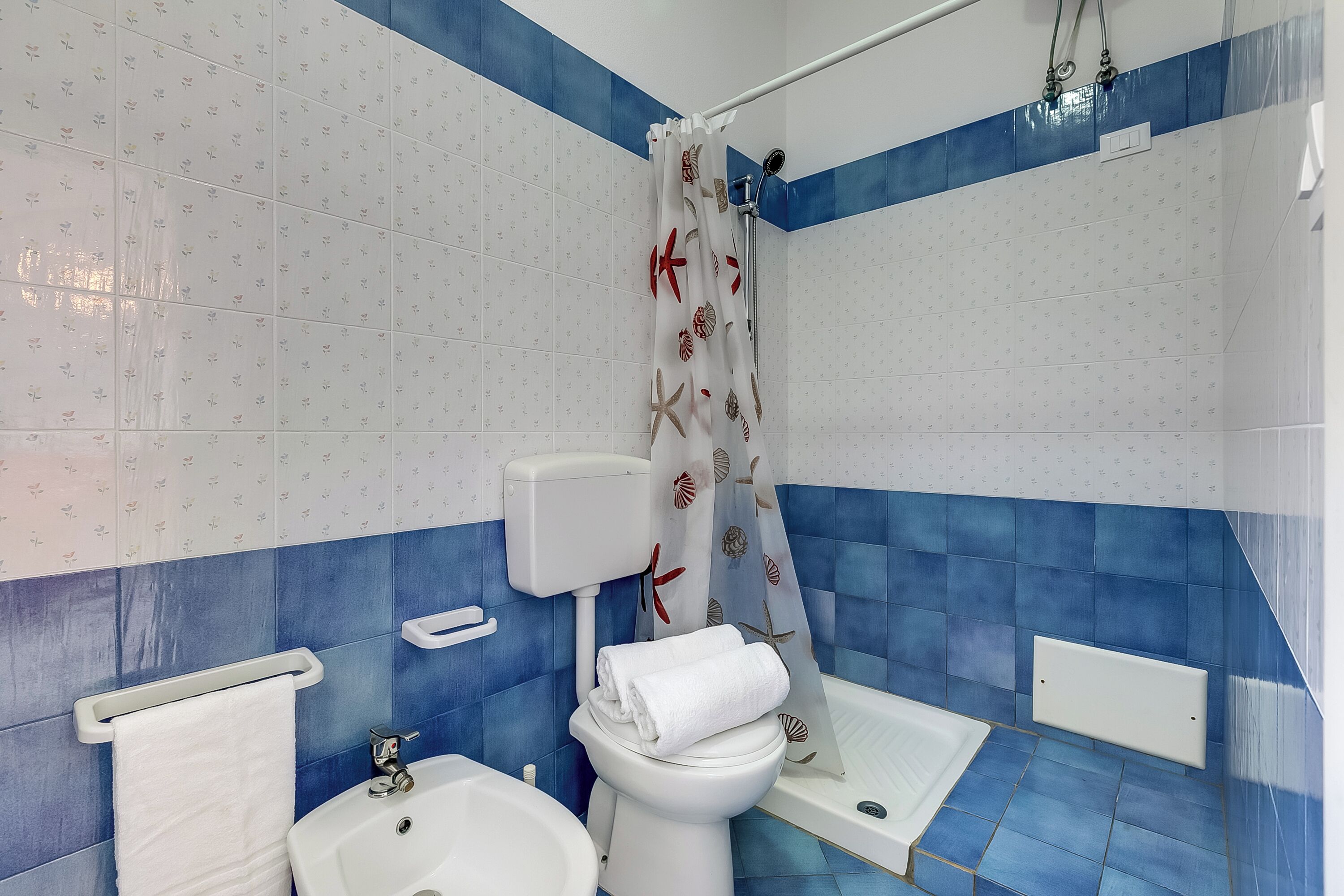 Un bagno con servizi igienici, bidet e vasca da bagno.