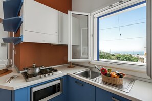 Departamento estándar, varias habitaciones (Complesso Azzurro 1 Near The Beach) | Cocina privada | Refrigerador, microondas, parrilla de estufa y cafetera y tetera