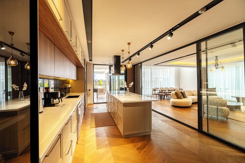 Spacious 5-bedroom villa with WiFi and AC in charming