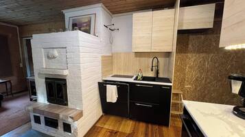 JÀÀkaappi, mikroaaltouuni, uuni, liesi