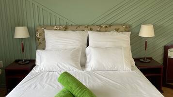 1 sovrum, strykjärn/strykbräda och sängkläder