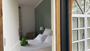 1 habitación, tabla de planchar con plancha y ropa de cama 