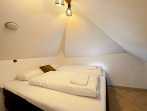 2 bedrooms, internet, bed sheets