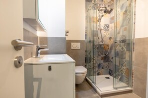 シャワー、ヘアドライヤー、タオル、石鹸