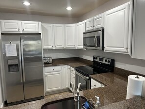 Réfrigérateur, four, plaque de cuisson, lave-vaisselle