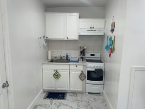Private kitchen - Cozy 1-bedroom apartment with WiFi, AC in pleasant Philadelphia (Philadelphia)