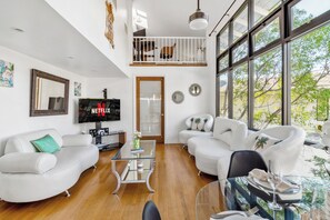 Smart TV, fireplace, video games, DVD player - Quiet Mountain Home with Stunning Views near Universal Studios Hollywood (Los Angeles)
