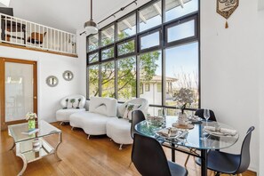Dining - Quiet Mountain Home with Stunning Views near Universal Studios Hollywood (Los Angeles)