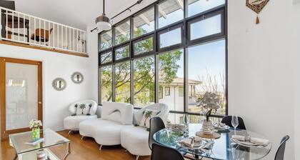 Quiet Mountain Home with Stunning Views near Universal Studios Hollywood