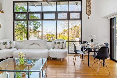 Quiet Mountain Home with Stunning Views near Universal Studios Hollywood