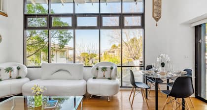 Quiet Mountain Home with Stunning Views near Universal Studios Hollywood