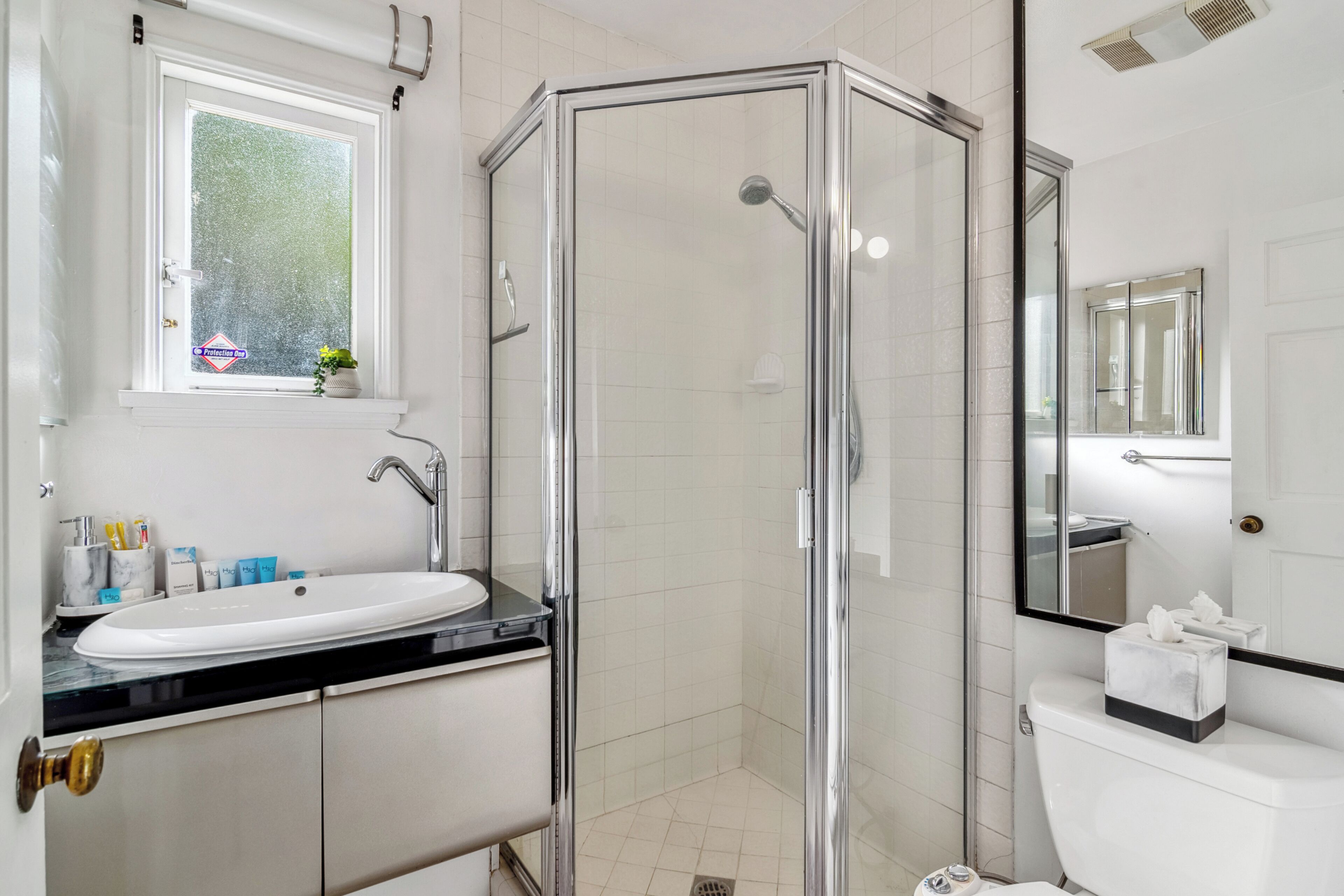 Eco-friendly toiletries, hair dryer, bidet, towels